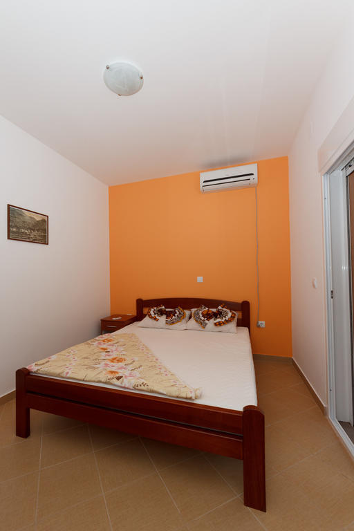 Apartments Sergej Сутоморе Стая снимка
