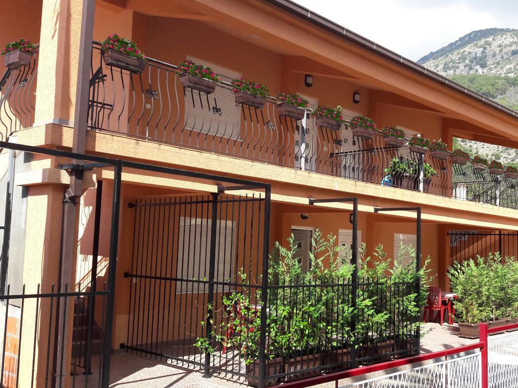 Apartments Sergej Сутоморе Екстериор снимка