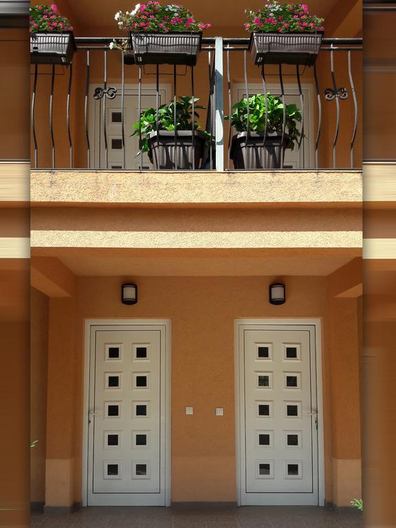 Apartments Sergej Сутоморе Екстериор снимка